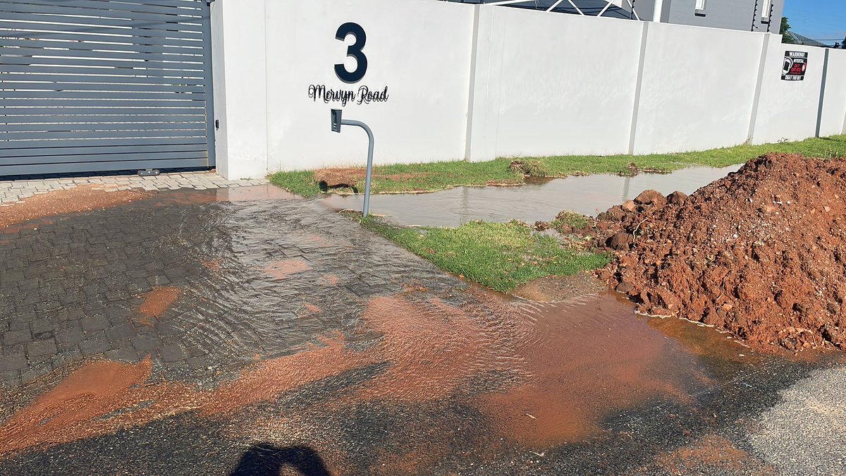LeonardShenker's tweet photo. @CityofJoburgZA @JHBWater @jsteenhuisen @2Schay @carteblanchetv @News24 @ewnupdates @MphoForMayor @chaifm @Radio702 Another week - another burst pipe https://t.co/uRq70pDggv