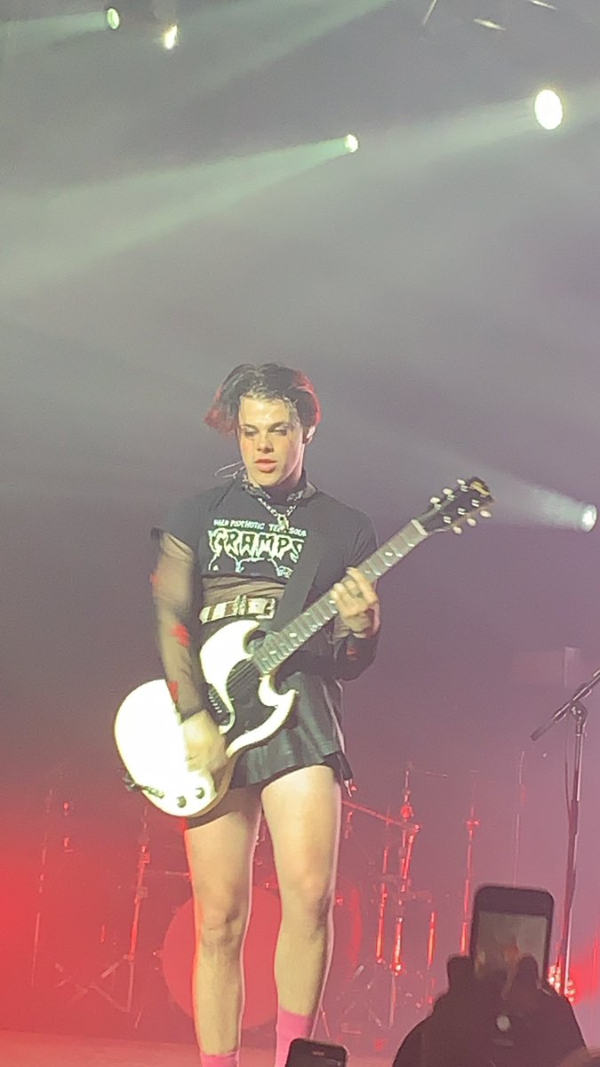 keepitweirddd's tweet photo. Most amazing human being on earth and my first concert got to be you! I enjoyed the show, I enjoyed you. Thanks for being so awesome 🖤🖤 @yungblud #yungblud #blackheartsclub #lifeonmars #lifeonmarstournorthamerica https://t.co/1pYWSicsJq