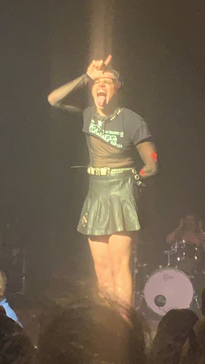 keepitweirddd's tweet photo. Most amazing human being on earth and my first concert got to be you! I enjoyed the show, I enjoyed you. Thanks for being so awesome 🖤🖤 @yungblud #yungblud #blackheartsclub #lifeonmars #lifeonmarstournorthamerica https://t.co/1pYWSicsJq