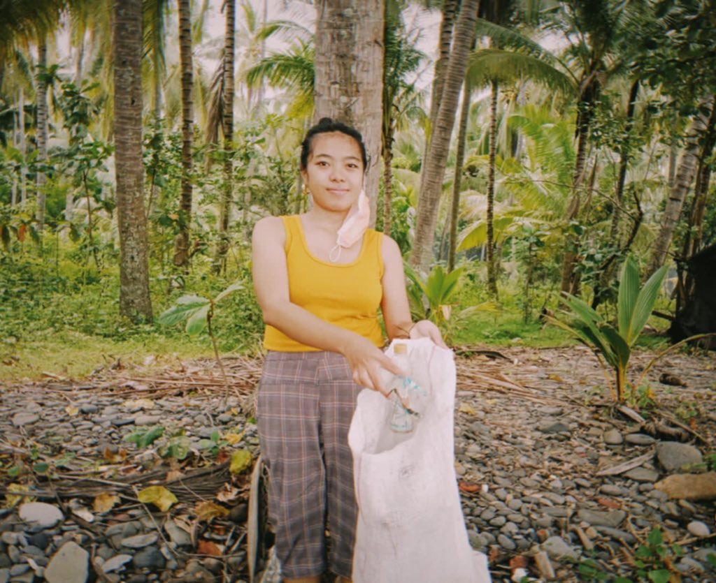 serlinapdewi's tweet photo. Beach clean-up week 3!🙌🏼🌏 #beachcleanup #growthproject
In disbelief of what people could actually do, found unused straw thrown on the beach 🤦🏻♀️ https://t.co/qQrDkVCXU3