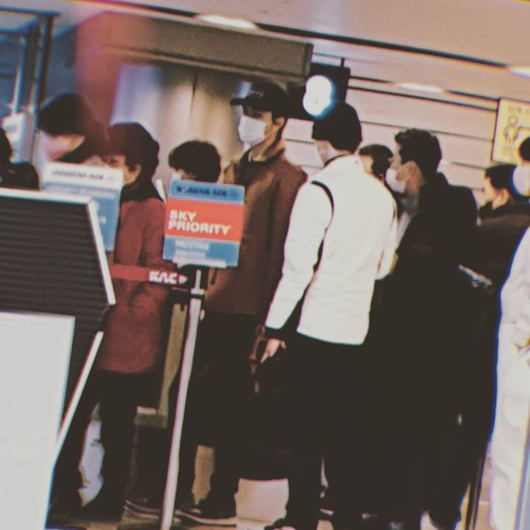 oshcuddles's tweet photo. OP POSTED PHOTOS WHEN THEY SAW SEHUN AND BAEKHYUN AT THE AIRPORT!!!!!!! 😭😭 https://t.co/OTOOcD6i5O