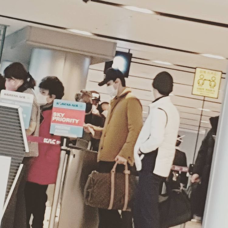 oshcuddles's tweet photo. OP POSTED PHOTOS WHEN THEY SAW SEHUN AND BAEKHYUN AT THE AIRPORT!!!!!!! 😭😭 https://t.co/OTOOcD6i5O