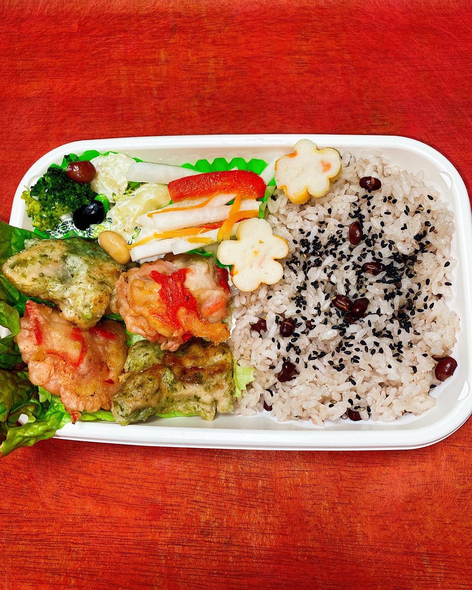 1130bentou's tweet photo. なんども言うよ〜♬
明日はお弁当販売〜
きみを待っている〜Say YES〜♬
#smallkitchens
#浅草橋 #USONOtobacco
んふふっ😆
天才りえちゃんのミニイチゴ大福だよ〜💕
美味しいよ〜
お腹いっぱいだよ〜👍✨ https://t.co/PbIqwNBtOL