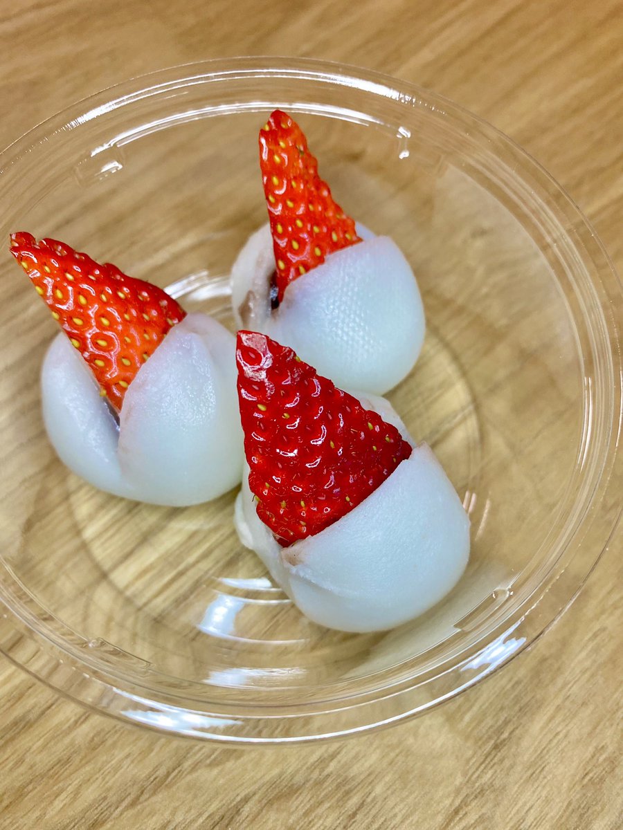 1130bentou's tweet photo. なんども言うよ〜♬
明日はお弁当販売〜
きみを待っている〜Say YES〜♬
#smallkitchens
#浅草橋 #USONOtobacco
んふふっ😆
天才りえちゃんのミニイチゴ大福だよ〜💕
美味しいよ〜
お腹いっぱいだよ〜👍✨ https://t.co/PbIqwNBtOL
