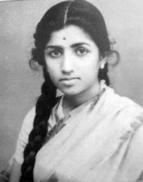 taaaniiii99's tweet photo. This is heartbreaking. Her voice , her songs will be cherished for life. Aapki nazron ne samjha, lag ja gale , meri awaaz and the list goes on. She’ll always be our favourite and touchwood she was the life of music industry. Forever in our ❤️#LataMangeshkar #RestInPeace https://t.co/KCWwPaznm2