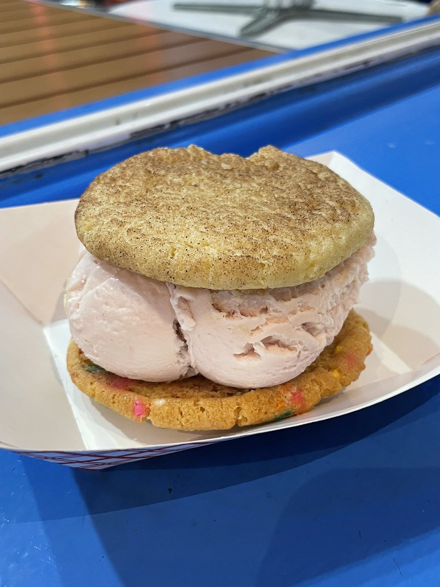 sandwichdigest's tweet photo. Gettin weird https://t.co/veIjDr4sHj