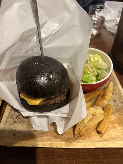食って応援!てことでいつものB団でバーガーの新メニュー食べてきた!
B団ブラックバーガーと
生ハムカマンベールチーズバーガー
肉感もすごいけどバンズがしっかりしてるのが好き! 