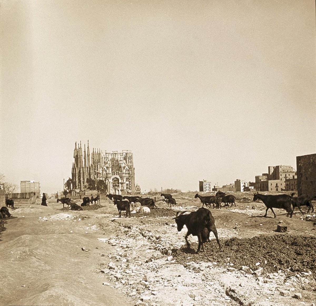 NoTimeForTv's tweet photo. Sagrada Família under construction and its old surroundings, Barcelona circa 1906 https://t.co/P7aVuJBVZ4