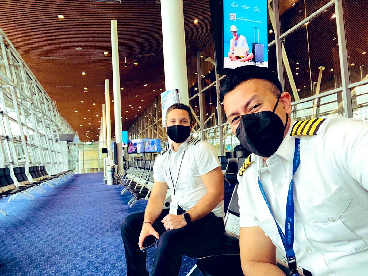 CaptFZ's tweet photo. 2 Caps are better than 1. #OMD552 #crew @Nomadic_OMD @JTTsteve @SkydogZen #WePilots #AvGeek #AirbusA320214 https://t.co/uFZZrGZlz6