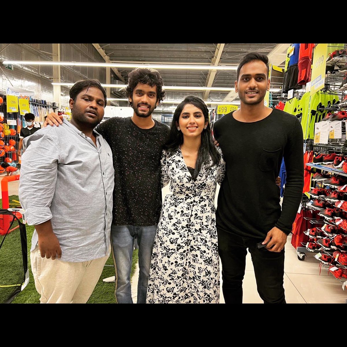 Varun_r26's tweet photo. Thank you so much for all the love and support you guys are showing for #mudhalneemudivumnee ❤️this means the world to all of us. And I cannot thank you guys enough for the amount of love for RICHARD AND SHARON 🥺🙏🏻. Keep supporting us ❤️ 
“ EVERYTHING WE DO WE DO IT FOR YOU “ 😝 https://t.co/hnNECZjxq2