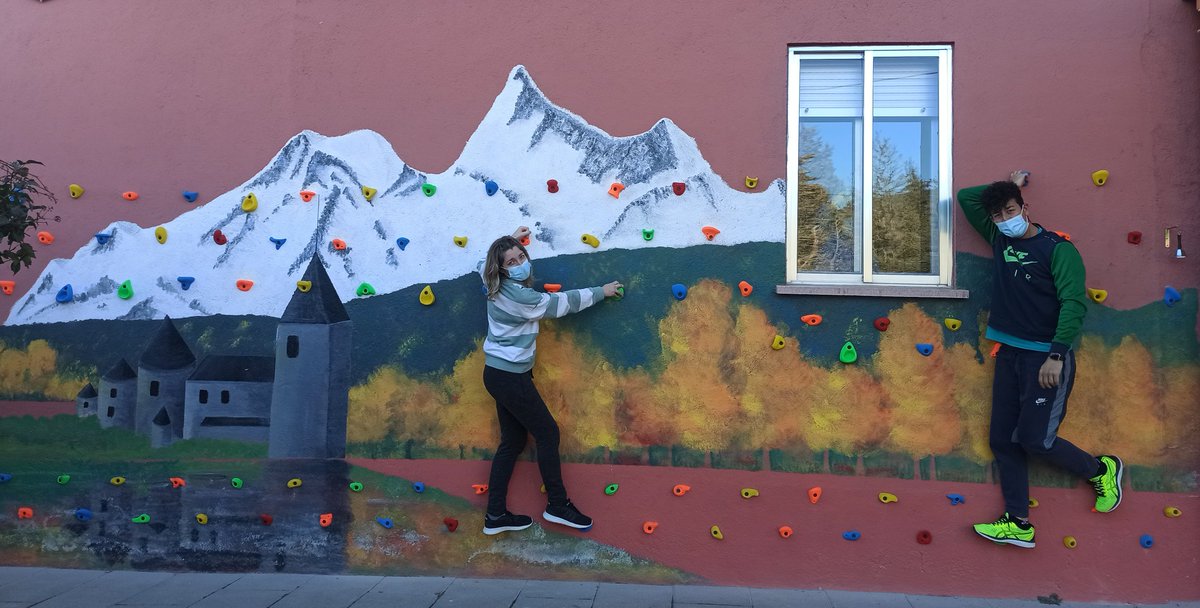 GeorgePhysical's tweet photo. Inauguramos BOULDER!! Al inicio de curso uno de los sueños de nuestros chicos/as era tener un rocodromo y nos pusimos manos a la obra. Gracias artistas, compis y a nuestro conserje!!! https://t.co/eRYMhEt1MD