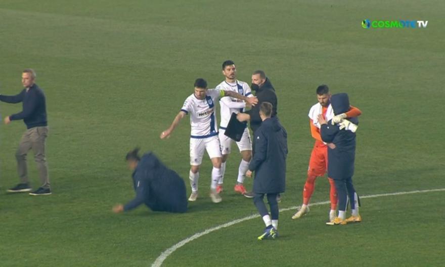 ianosgr's tweet photo. O γενικός αρχηγός του Παναιτωλικού έριξε σφαλιάρα στον Περέα του ΠΑΣ!  #24betgrcom https://t.co/8s6IqbsGE2 https://t.co/h4CwgHRAQS