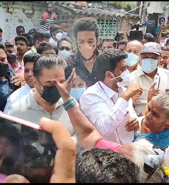 GirijaGovind1's tweet photo. தமிழகமெங்கும் நேர்மையெனும் வாள் வீசிப் புறப்பட்டது மய்யப் படைகள். அநீதிகளும், அராஜகங்களும் ஒழியட்டும்.
சத்தியத் தலைவனின் பின்னே இனித் தமிழகம் நடைபோடும். நாளை நமதாகும்!!
#மய்ய_வேட்பாளர்கள் 
#ikamalhaasan
#VOTE_FOR_TORCHLIGHT https://t.co/tVKYP6oMpb