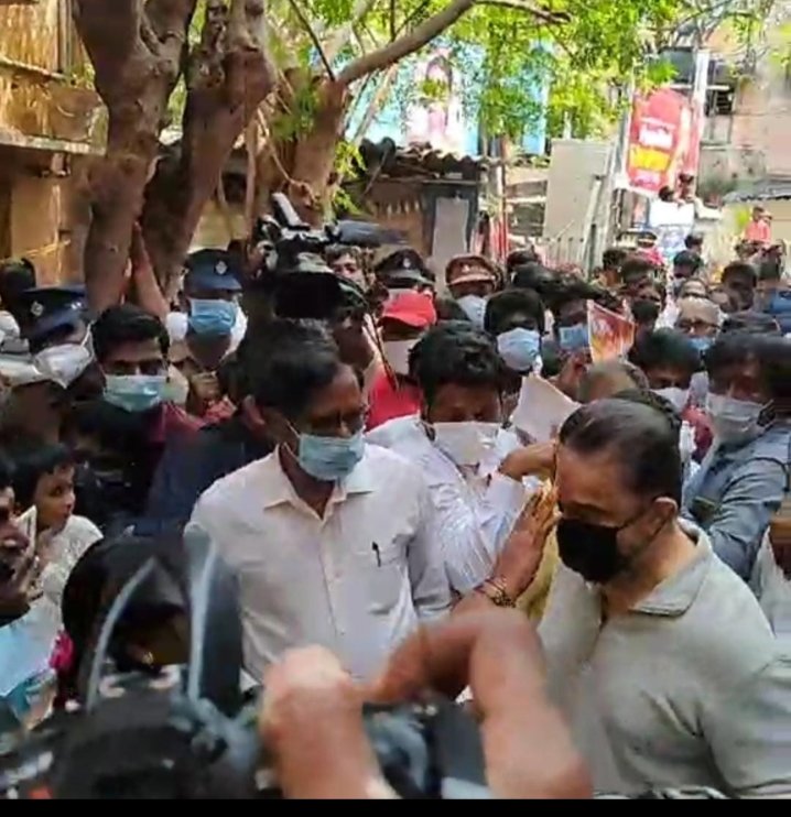 GirijaGovind1's tweet photo. தமிழகமெங்கும் நேர்மையெனும் வாள் வீசிப் புறப்பட்டது மய்யப் படைகள். அநீதிகளும், அராஜகங்களும் ஒழியட்டும்.
சத்தியத் தலைவனின் பின்னே இனித் தமிழகம் நடைபோடும். நாளை நமதாகும்!!
#மய்ய_வேட்பாளர்கள் 
#ikamalhaasan
#VOTE_FOR_TORCHLIGHT https://t.co/tVKYP6oMpb