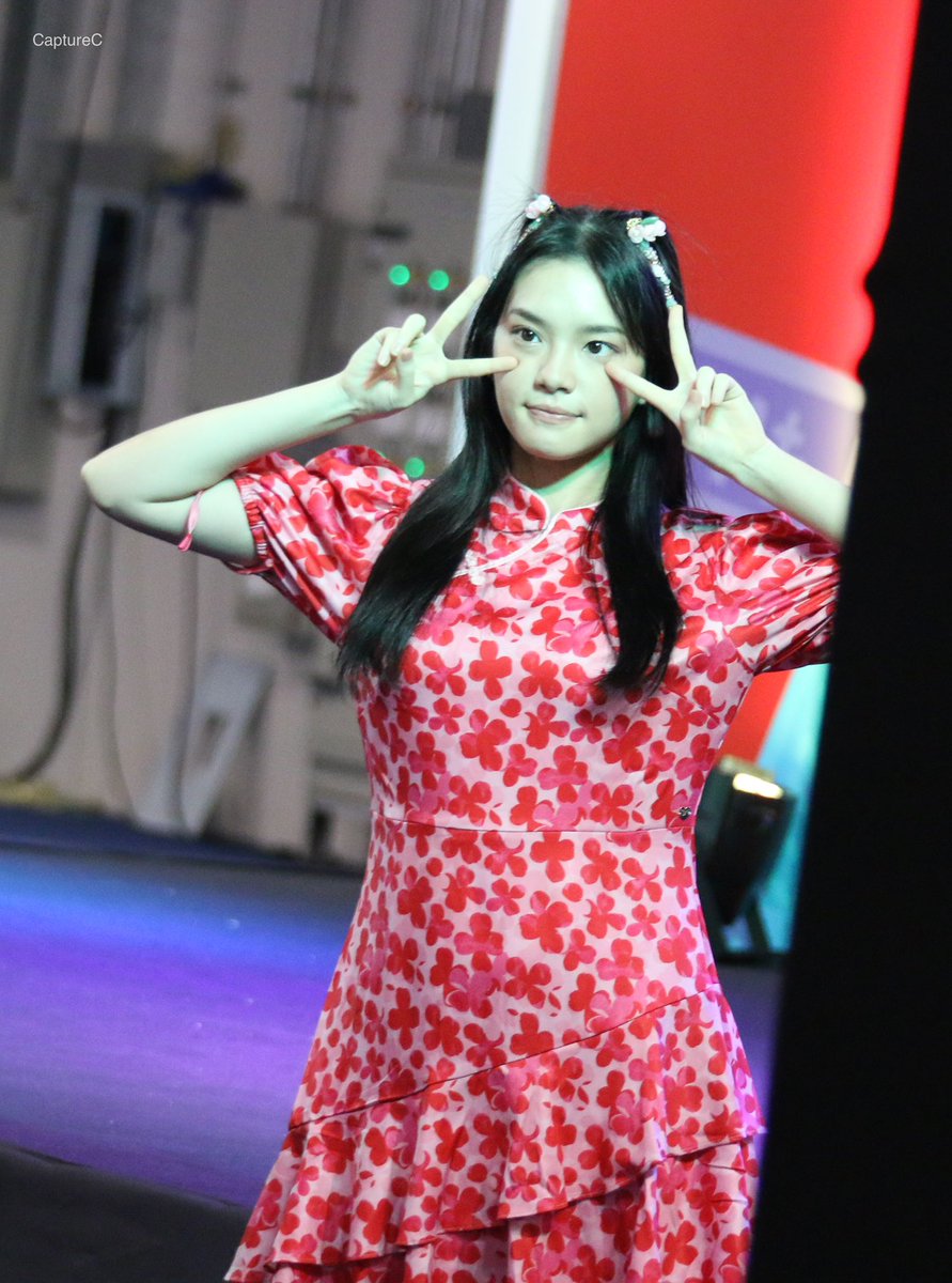 ถอดแมสแว่บมาโชว์ฟามน่ารัก แล้วก็แว่บกลับไป5555 ไม่ทันได้กดชัตเตอร์แบบดีๆที เบลอไปหมด😂

#CherprangBNK48