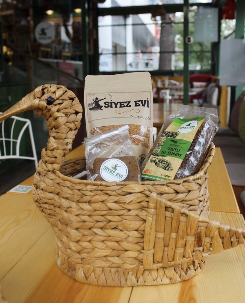 Siyez Evi olarak en büyük çabamız çocuklarımızın yüzündeki pembeliği soldurmamak ! Bu sebepledir ki tarladan sofraya en sağlıklı ve en leziz siyez ürünlerini sizler için paketledik 💚 
.
Canım anneler, gönlünüz rahat olsun 💚🌾