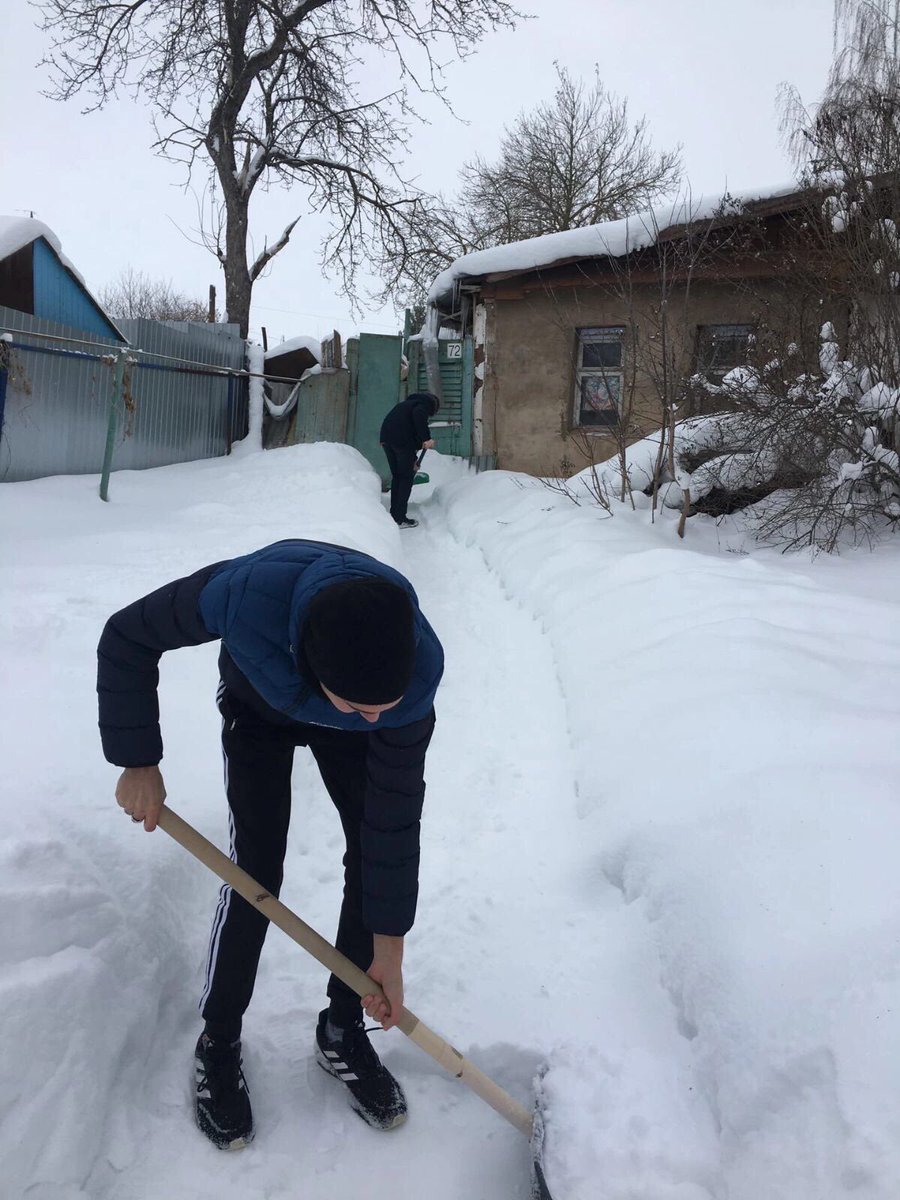 Волонтеры  Кинель-Черкасского СХТ 4 февраля в рамках Всероссийской акции «Ветеран живет рядом» оказали помощь по расчистке снежных заносов ветеранам ВОВ, труда и одиноким пенсионерам, проживающим в микрорайоне Печа с. Кинель – Черкассы.