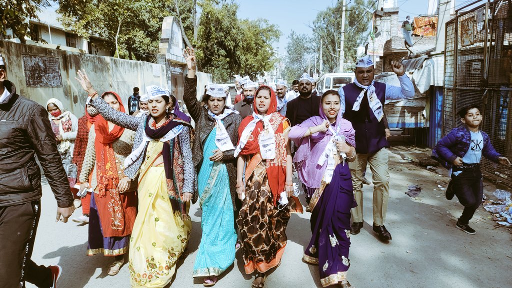 manojmathur01's tweet photo. भाजपा पार्षद मंजू खंडेलवाल जी ने 50 करोड़ की जमीन अपने पति को मुफ्त में दे दी
इसके विरोध में आज @AAPDelhi के 272 वार्डों में @ArvindKejriwal जी एवं @ipathak25 जी के आवाह्न पर @mukeshahlawatap जी की अगुवाई में वार्ड 47N पूनम मनोज माथुर जी द्वारा जन आक्रोश यात्रा निकाली गई https://t.co/JrNFMctR35