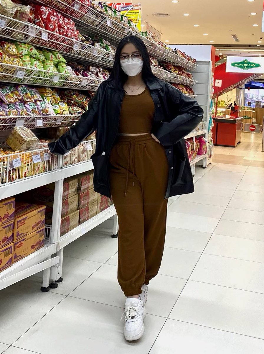 NicoleFlora24's tweet photo. Damn 

#Photos #PhotoOfTheDay #twitter #NewYear #stylistshop #supermarket #girl https://t.co/b5FTLZGhHR