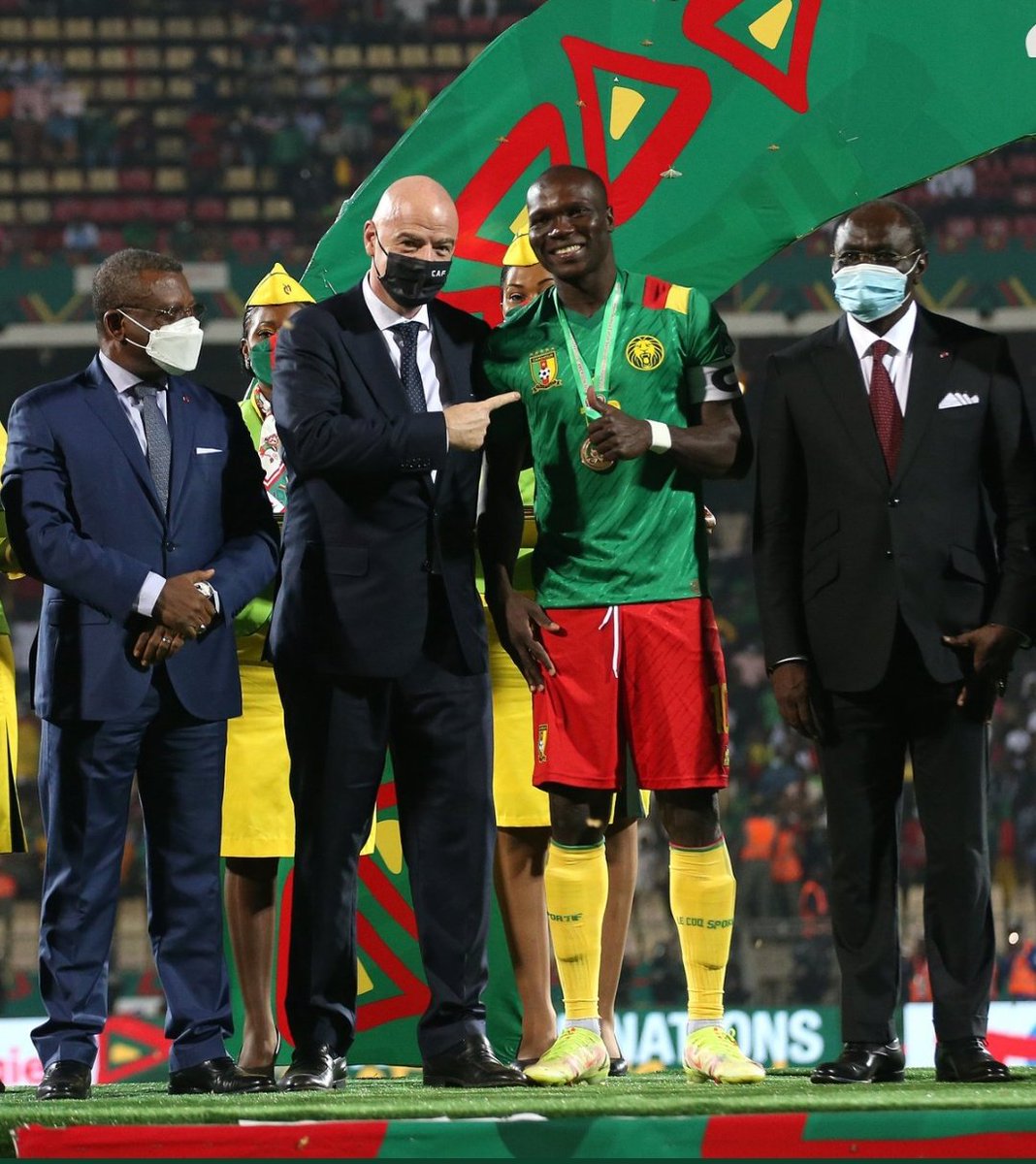 prettys_angel's tweet photo. Abouchou et un fan 
#TeamCameroon https://t.co/ep1vFkJqqn