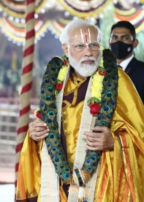 bavra_vairagi's tweet photo. मोदीजी के इस लिबास से कोई समस्या नहीं 🙏
परन्तु लोकतान्त्रि देश के सबसे सर्वोच्च पद पर बैठे प्रधान मन्त्री के इस तरह के लिबास से एतराज है 😳😳 https://t.co/VWgYSV5LQn