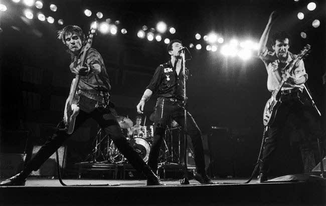 eilish_O's tweet photo. Is there a better three-pronged stage attack than this? Legends 🖤 #TheClash #JoeStrummer #MickJones #PaulSimonen #TopperHeadon #workingfortheclampdown #punk https://t.co/z12tX1PryG