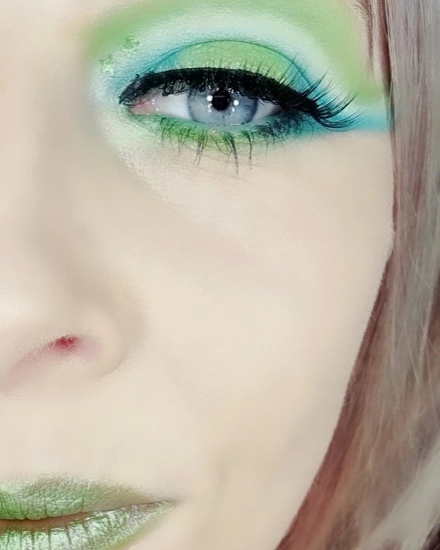 eyesbynee's tweet photo. #GreenWithEnvy #ItAintEasyBeingGreen

#JaclynHill #makeupartist https://t.co/baqVpKfpXi
