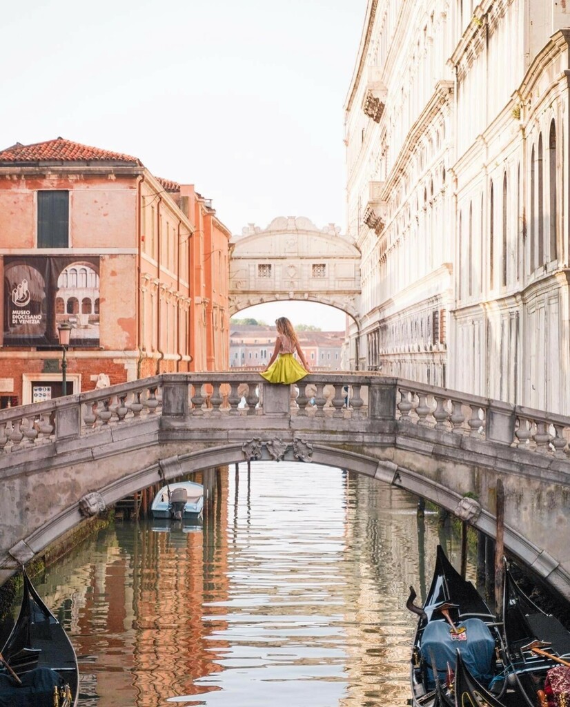 ⁣#HFFHStoriesFromTheRoad // Venice, Italy 🇮🇹⠀
⠀
We took these photos (some of which we've turned into art prints) during our second trip to Venice. We spent 7 nights walking and gondoling around, exploring museums, tasting local cicchetti (small dish… instagr.am/p/CZoT-Z4M8nV/
