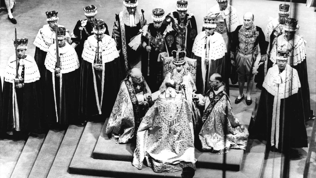 TheRetrowind's tweet photo. La reina Isabel II cumple 70 años en el trono. 

Aquí la tenemos en el día de la coronación. 27 años tenía en ese momento. https://t.co/fJRtv53UXY