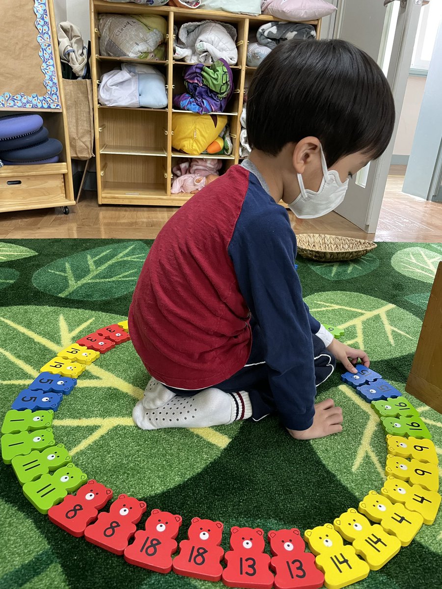 #connection & #pattern 2 concepts we have been observing in stories, daily routines, the calendar the alphabet… Ss have been demonstrating understanding through their play & capabilities in sequencing. @KIS_SeoulCampus #emergentmath #connectingintheEY #playbasedlearning #inquiry