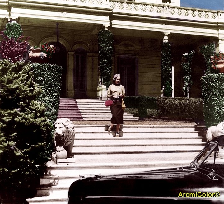 LegadoPeron's tweet image. #Evita saliendo de la residencia presidencial, Palacio Unzué, donde hoy está la biblioteca nacional. En ese lugar falleció, luego del 55 fue demolido por la dictadura fusiladora para que no se convirtiera en un santuario.