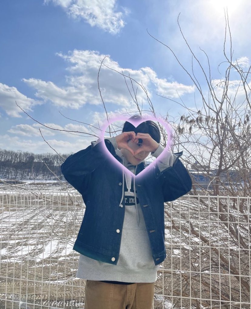 ilverojunwoo's tweet photo. era meno stancante la vita da single lo ammetto https://t.co/mMBMpjPPJJ