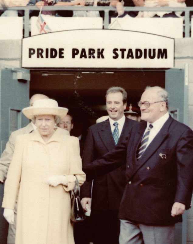 jimmym's tweet image. Remarkable that the Queen has reigned for half of Derby County’s existence 

Thank you your service 🙏 🇬🇧 👑 

Here she is opening Pride Park stadium in 1997 👇