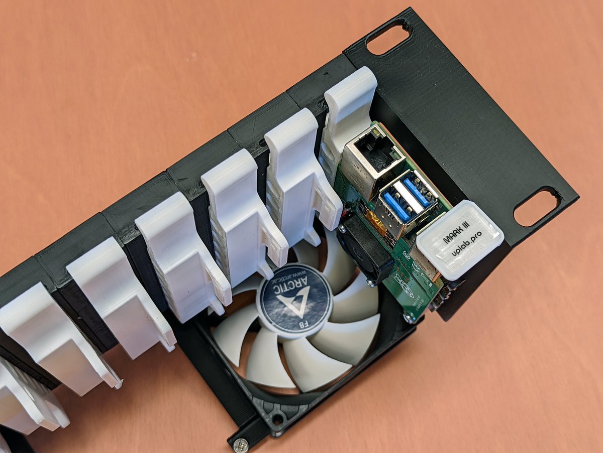 Merocle's tweet image. Another one of my open-source projects. I finally got around to printing a version for 18 Raspberry Pi. Really proud of how it works. Video in the thread
GitHub:
github.com/merocle/uptime…
Site:
uplab.pro/2020/12/raspbe…
#RaspberryPi