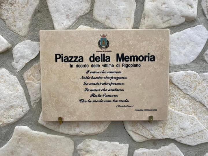 gilpetrucci's tweet photo. Intitolata a Farindola una piazza alla memoria delle vittime di #Rigopiano. La comunità di #Penne si stringe ai farindolesi. Bene riconciliazione con Comitato delle vittime. https://t.co/qNU1ut2v3v