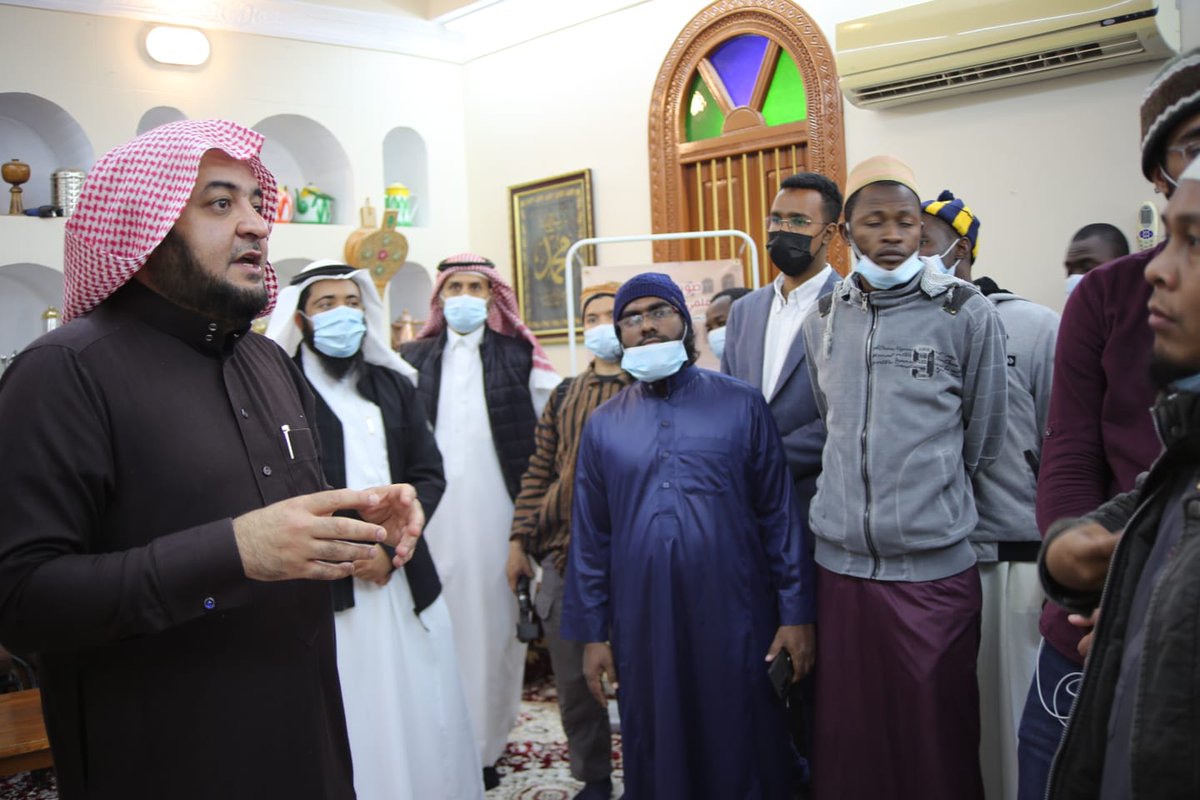 dsa_iau's tweet photo. كما التقى الوفد في مدرسة القبة الشرعية بالشيخ د.عبدالإله بن محمد الملا و والده الكريم الشيخ محمد بن أحمد الملا و استمعوا إلى شرح وافي عن المدرسة و تاريخها و عن الحركة العلمية في الأحساء بشكل عام. 

@amalmullaa https://t.co/1a9uxX0tQ0