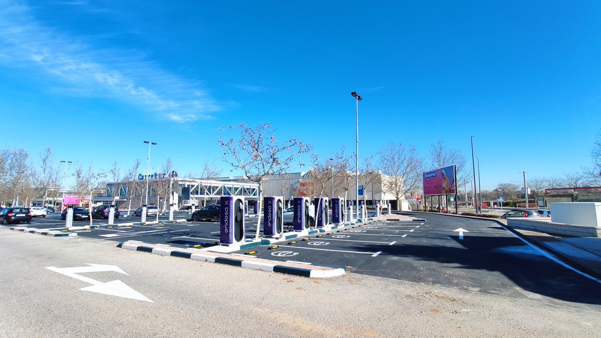 AlvaroZ56's tweet photo. Qué pena, una instalación que habrá costado una fortuna y NO FUNCIONA, "servidor fuera de servicio" Imposible cargar ni con tarjeta ni desde la app @Endesa @EndesaClientes @DiegoSoria_VE @foroelectricos He probado en todos y no funciona ninguno!! https://t.co/FGNP6JoVHj