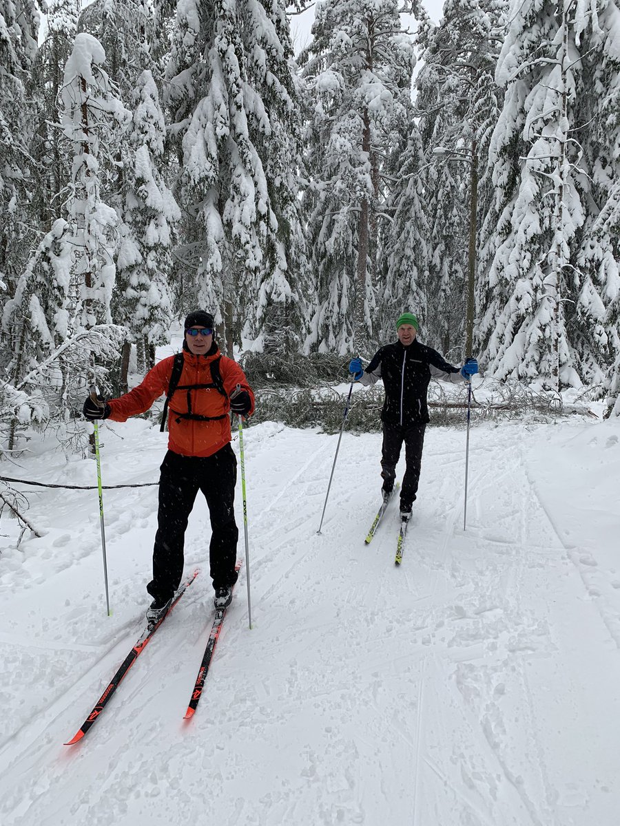 Tänään oli haastava hiihtokeli, mutta onneksi oli havuja (prkl) ja mukavaa seuraa.