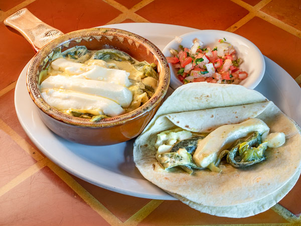 TheTastePhotog1's tweet image. Rojas Poblanas and Fresco Native...  which translates loosely to "Eat me now, I'm delicious"
It was! 
#EatFirstWithYourEyes #Deliciousness #FoodPhotography #FoodPhotographer #TheTastePhotography #KentuckyFoodPhotographer