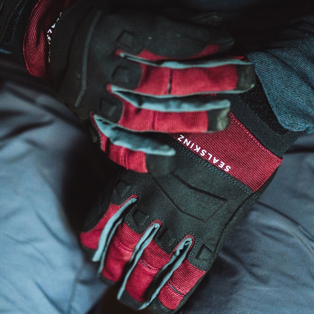 HighonBikes's tweet photo. Don't forget you can get an EXTRA 10% OFF all Sealskinz gloves, hats &amp; socks this weekend only! ⁠
⁠
Discount automatically added at the checkout!  
⁠
Shop >https://t.co/4tpneP2iL9 https://t.co/M9ijLXv526