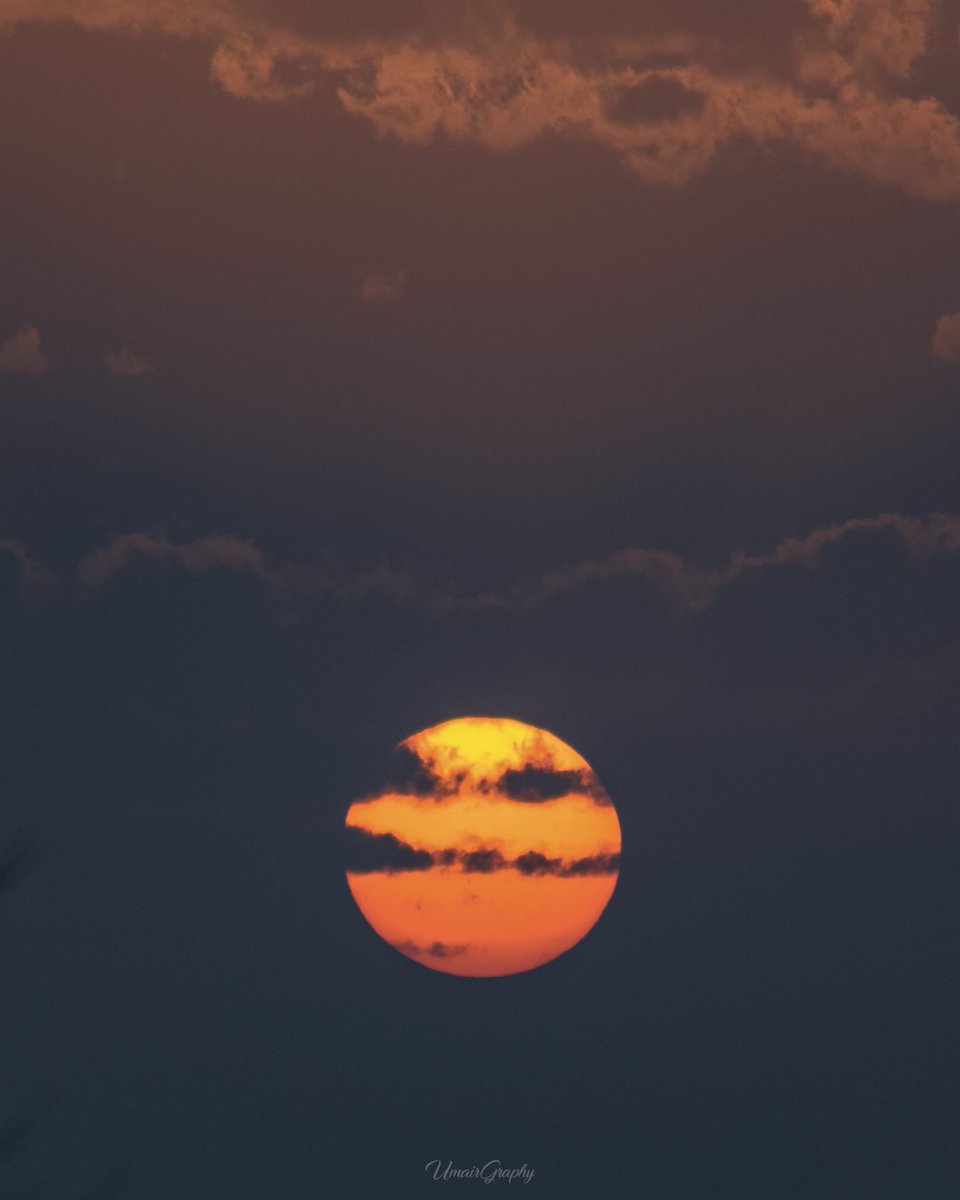 umairgraphy's tweet photo. SUN           vs         MOON
#abouttoday https://t.co/3YB7JQR6Rp