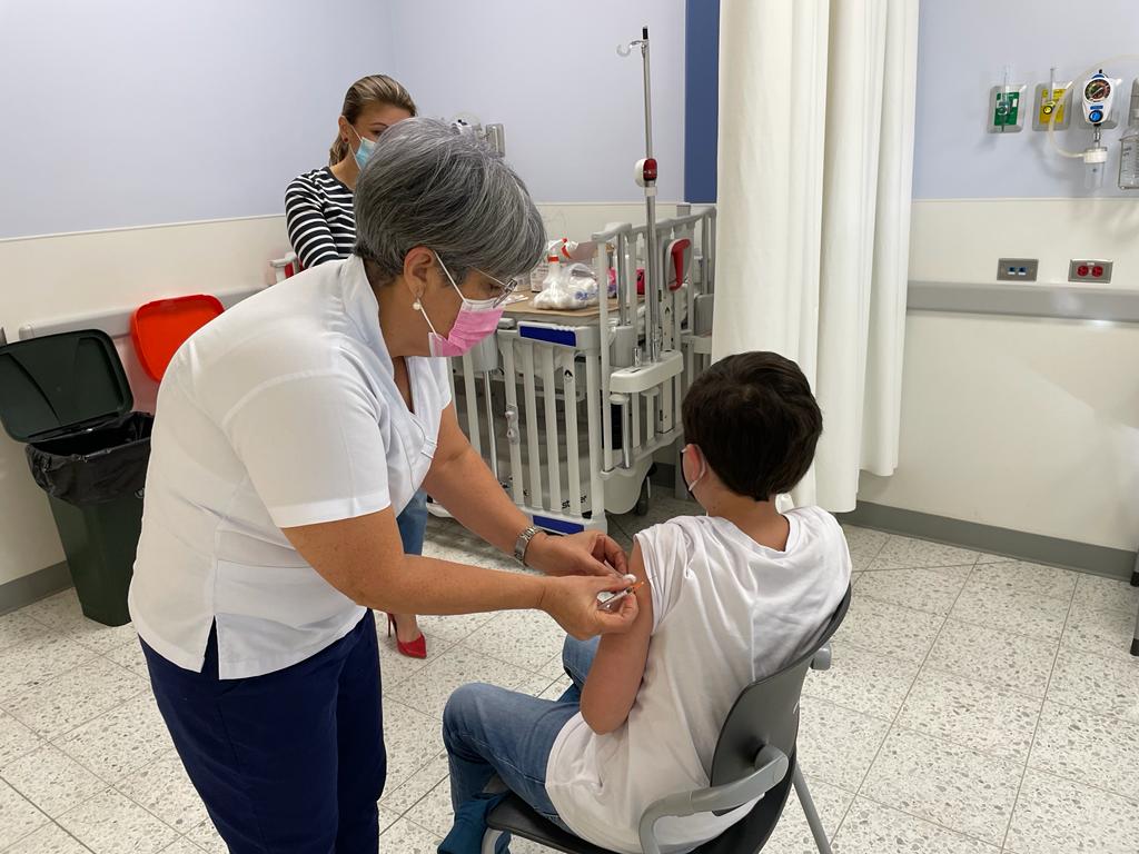 TreceNoticiasCR's tweet photo. #Eleccioninformada Este 6 de febrero no habrá vacunatorios abiertos, esto porque la @CCSSdeCostaRica al ser una institución de primera respuesta está en alerta verde ante cualquier situación que se puede presentar durante el proceso electoral. https://t.co/kBExn7KAnI