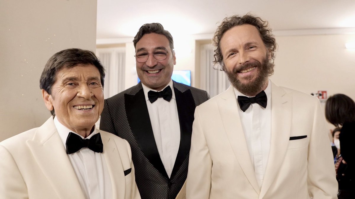 GabGravagna's tweet photo. #GianniMorandi insieme al produttore #MousseT e @lorenzojova pochi attimi prima di salire sul palco di #Sanremo2022 😱 

Piccola anteprima dal nostro #Dietrofestival questa sera su @RaiUno https://t.co/tiMhVFyoVd