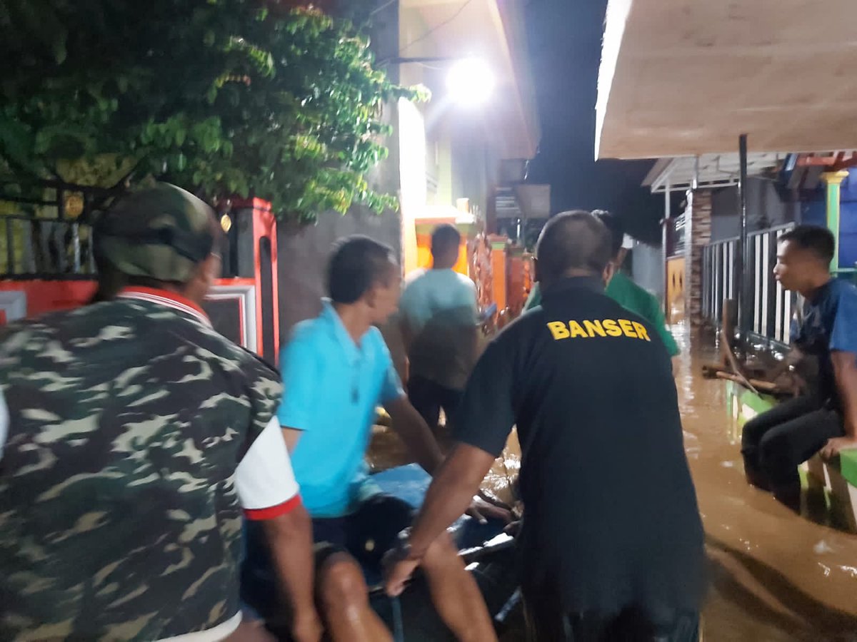 Info dr ketua pac gp ansor kec.Dringu banjir sudah sampai dada orang dewasa... Yaa Allah😥😥😭 semoga cepat surut...dan semua warga selamat. Dan diberikan kesabaran
#prayfordringu 
#banjir