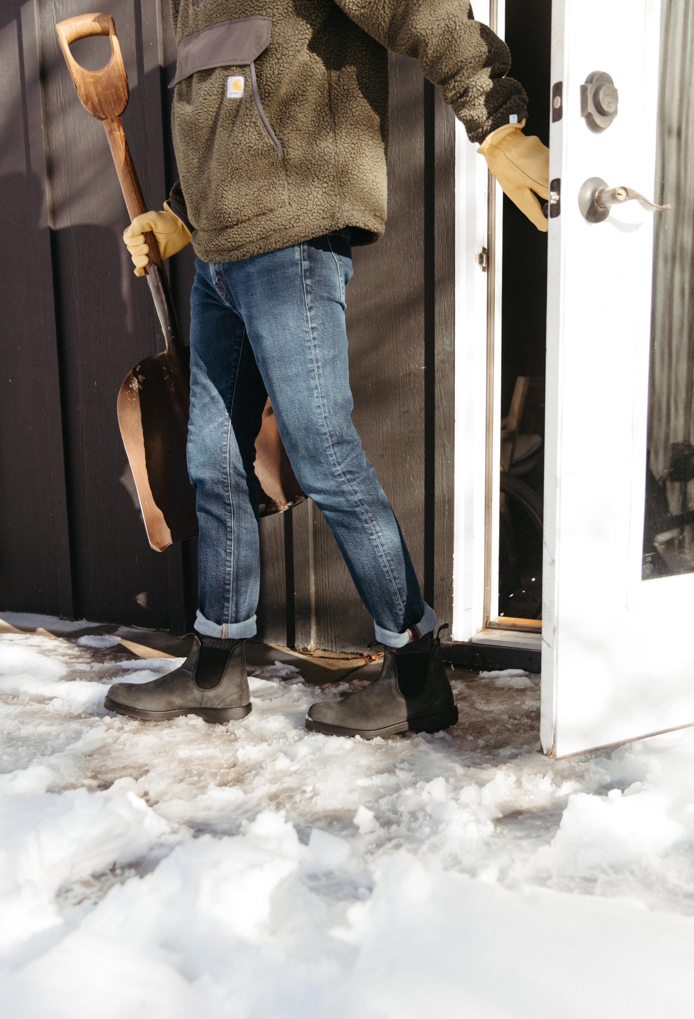 Blundstone USA på X: "Sunday Snow-shoveling in style 🖤 Featuring our Men's Classic Chelsea in Rustic Black, #587 #Blundstone #blundstoneboots # chelseaboots https://t.co/nm3g35Lguc" / X