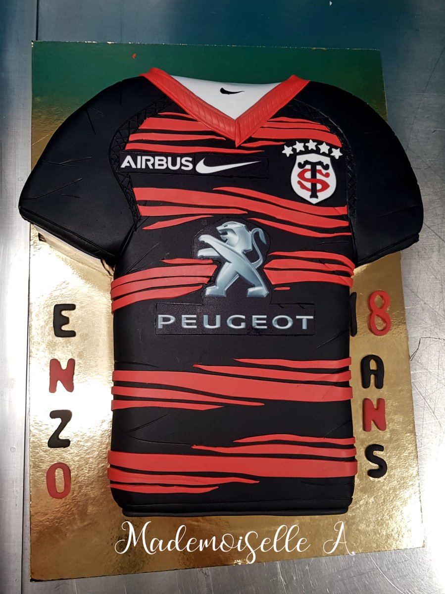 L'un des gateaux du week end est un maillot du <a href="/StadeToulousain/">Stade Toulousain</a> pour l'anniversaire d'Enzo. Rendez vous sur mademoiselleapatisserie.com 
On se trouve pres de #toulouse et #montauban #Rugby