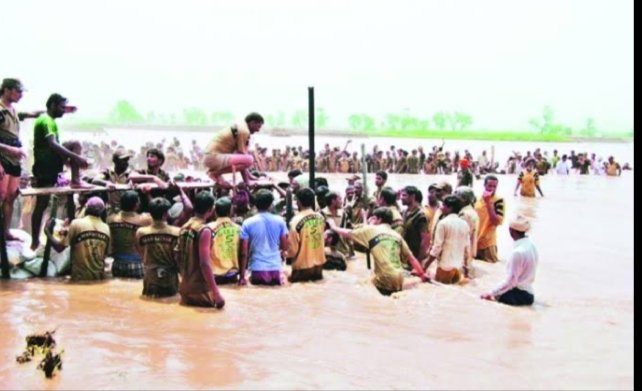 With the pious Inspiration of #SaintDrMSG the volunteers of #DeraSachaSauda volunteers are always on the forefront when  it come to help people in times of natural calamities in extinguishing fire or providing relief in drought struck areas. 
  #138WelfareWorks
#MissionHumanity https://t.co/kkOBtnhiOX