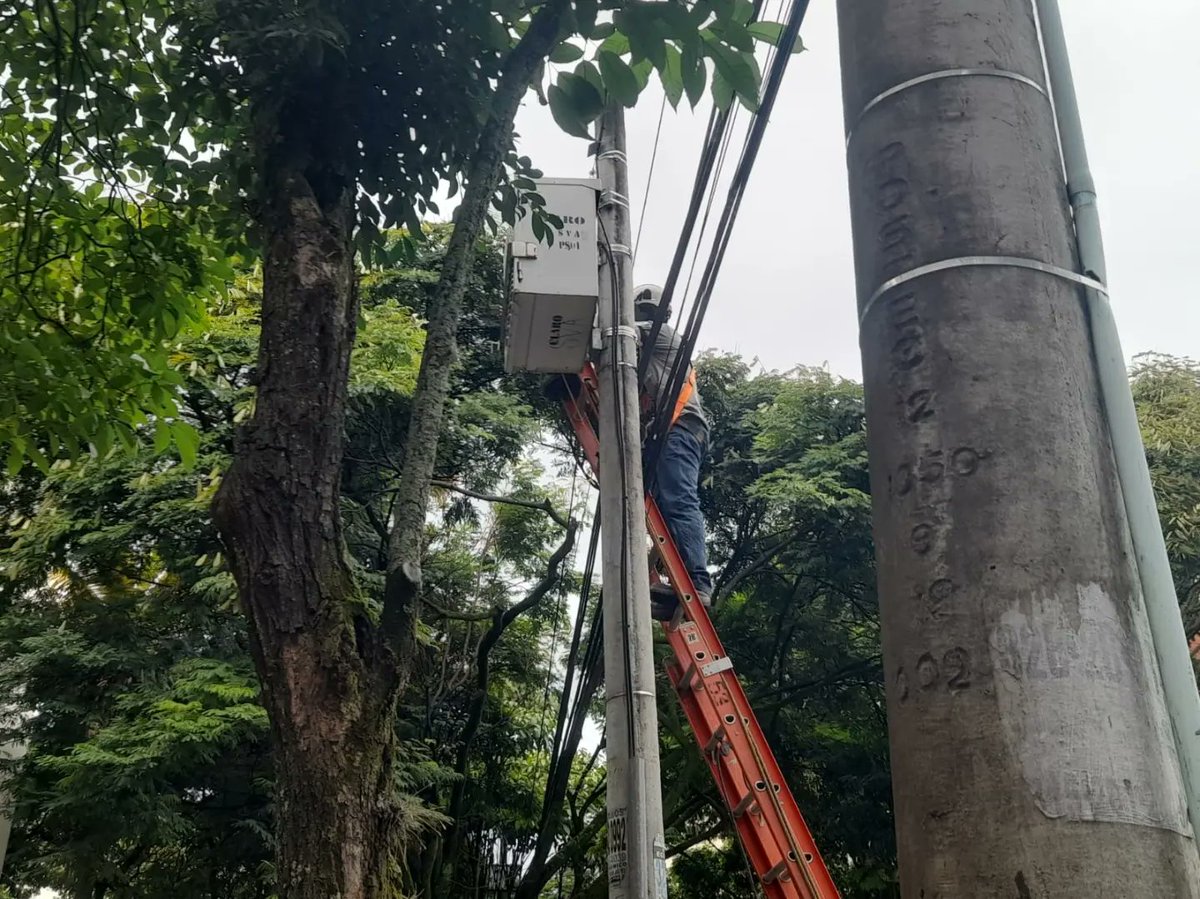 CWMasNoticias's tweet photo. #ATENCIÓN 

La empresa @ClaroColombia nuevamente habría incumplido en el acuerdo de que pago que tenía con @EMCALIoficial y por tal motivo se está realizando el corte de energía a los equipos de telecomunicaciones de la empresa.

Claro le debe más de $11 MIL millones a Emcali. https://t.co/HnNTMl76RI