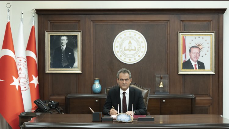 mahmut özer bakanım..
istifa da bi hizmettir
#SoemestrTatiliuzatilsin 
#MahmutOEzeristifa