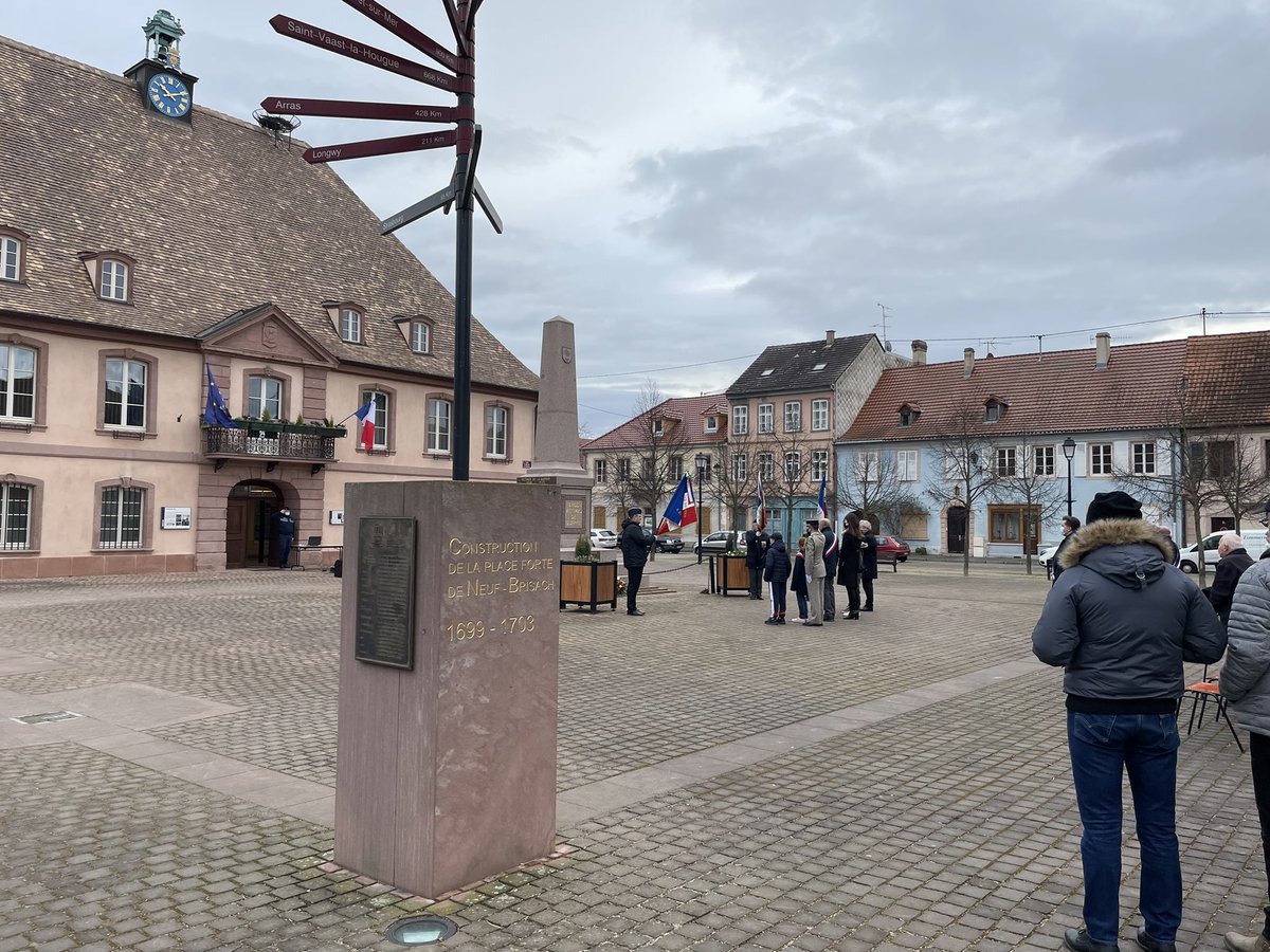 NeufBrisach's tweet photo. Nous célébrions ce matin les 77 ans de la #Libération de #neufbrisach.🇫🇷🇪🇺

« Souvenons-nous de notre passé pour construire notre futur. » pour reprendre les mots du maire Richard Alvarez.

Nous vous remercions de votre présence. https://t.co/J0n8jYobIG